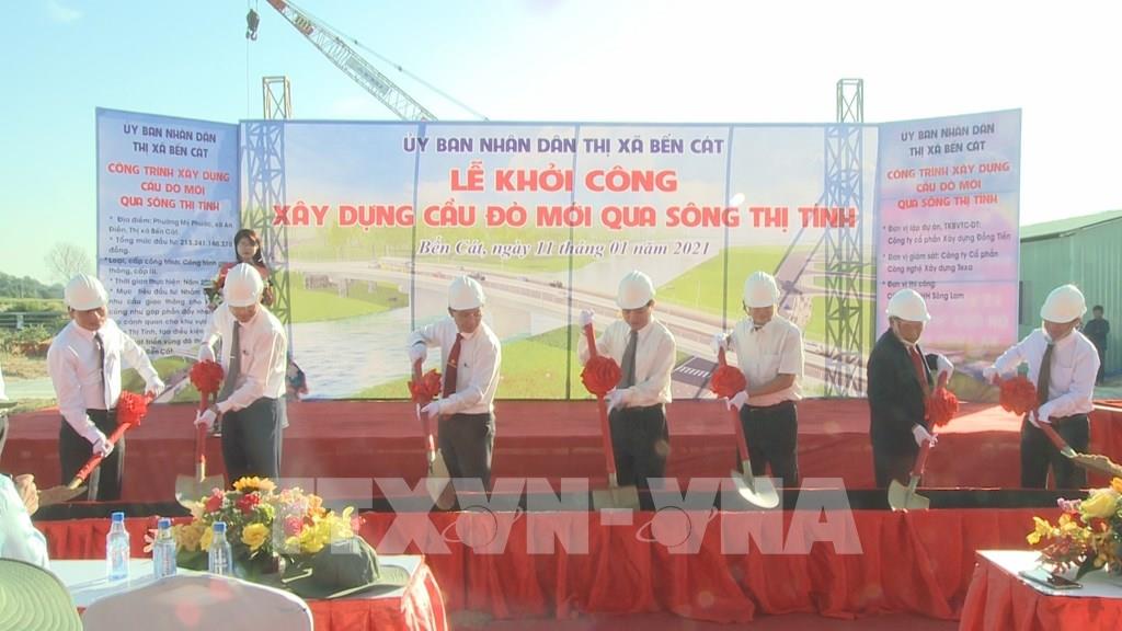 Lễ khởi công công trình xây dựng cầu Đò bắc qua sông Thị Tính thuộc xã An Điền, thị xã Bến Cát, tỉnh Bình Dương. Ảnh: Văn Hướng-TTXVN
